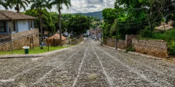 Rua de pedra em Lençóis, na Chapada Diamantina: quando a lente está limpa e o enquadramento acompanha as linhas da cena, até um registro simples ganha força.