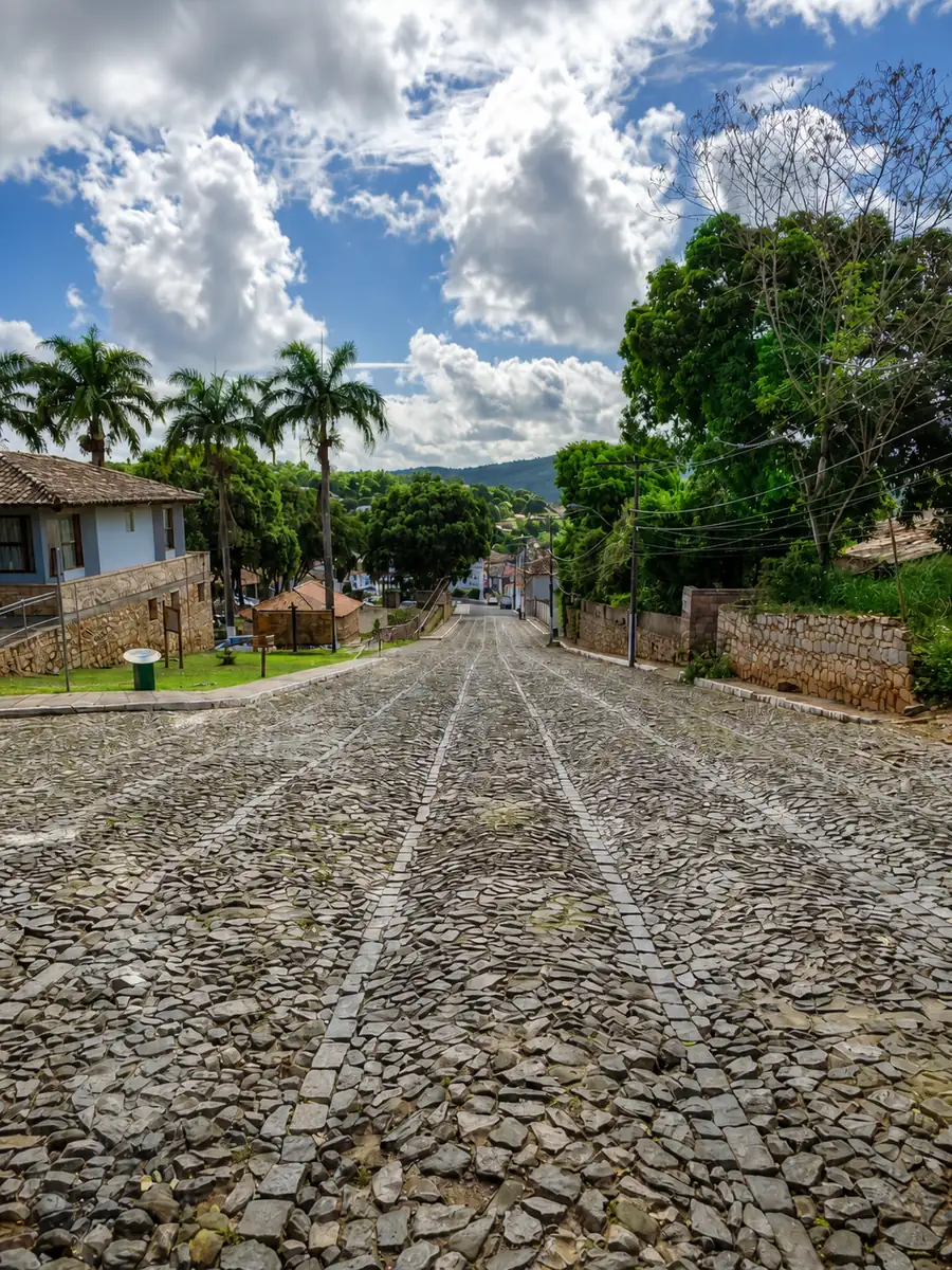 Como procuro tirar fotos melhores em viagens usando só o celular 12 Rua de pedra em Lençóis, na Chapada Diamantina: quando a lente está limpa e o enquadramento acompanha as linhas da cena, até um registro simples ganha força.