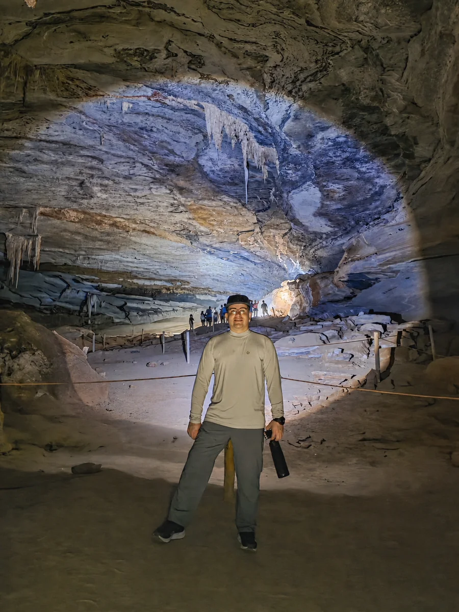 Em uma gruta, um apoio simples pode ajudar a aparecer na cena sem depender de outra pessoa, mesmo quando a luz é complicada.