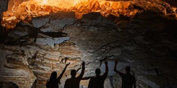 Em uma caverna do Parque Estadual Intervales, a luz difícil não estraga a lembrança; só exige uma edição cuidadosa para recuperar detalhe sem apagar a atmosfera.