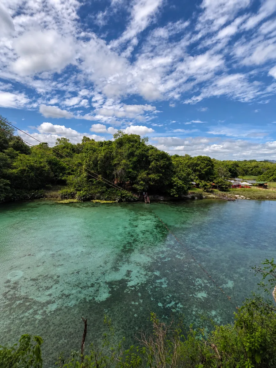 Como procuro tirar fotos melhores em viagens usando só o celular 16 Na Chapada Diamantina, uma cena já colorida pede cuidado na edição: melhorar a imagem não precisa significar exagerar no azul da água ou do céu.
