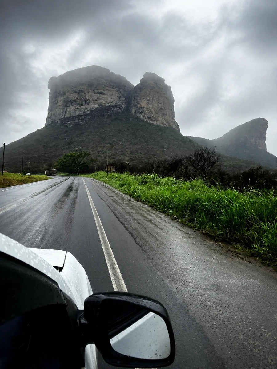 Como procuro tirar fotos melhores em viagens usando só o celular 13 Morro do Pai Inácio visto da estrada, na Chapada Diamantina: nem toda luz de viagem é perfeita, mas o clima também conta a história do dia.