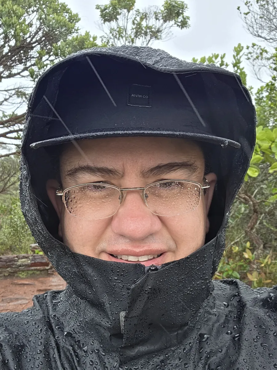 Às vezes o registro possível é o registro real: chuva, capa, óculos molhados e a selfie resolvendo sem entregar o celular para ninguém.