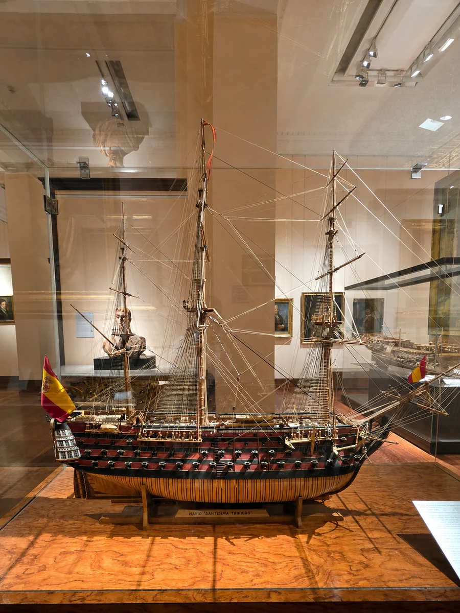 No Museu Naval de Madri, uma foto de detalhe ajuda a IA a reencontrar depois aquilo que poderia se perder no meio de centenas de imagens da viagem.