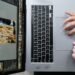 Como usar a IA para melhorar fotos de viagem sem deixar tudo artificial 17 Pessoa editando fotos em um laptop.