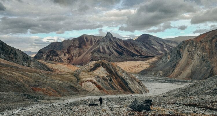 Viajante sozinho diante de uma paisagem de montanha.