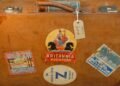 Mala de couro vintage coberta de etiquetas antigas de hotéis e companhias de viagem.