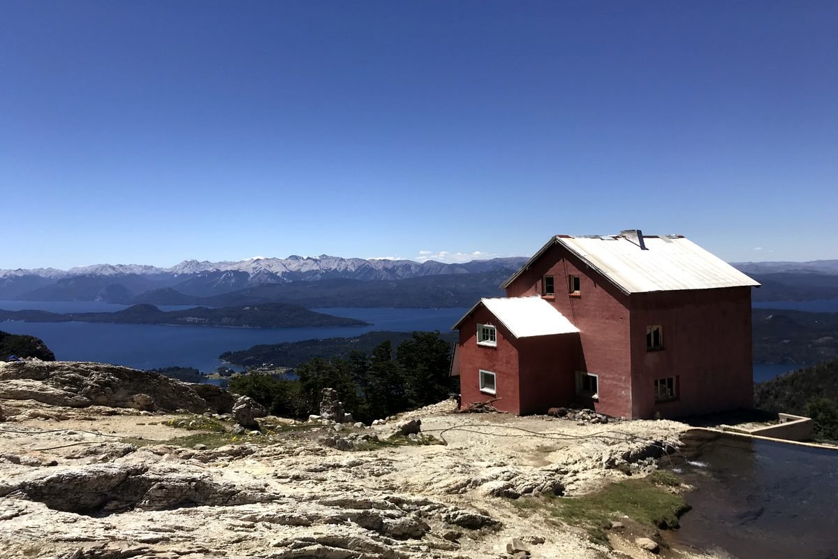 Roteiro de 8 dias em Bariloche 12 Vista do lago Nahuel Huapi a partir do Refúgio López, com montanhas ao redor.