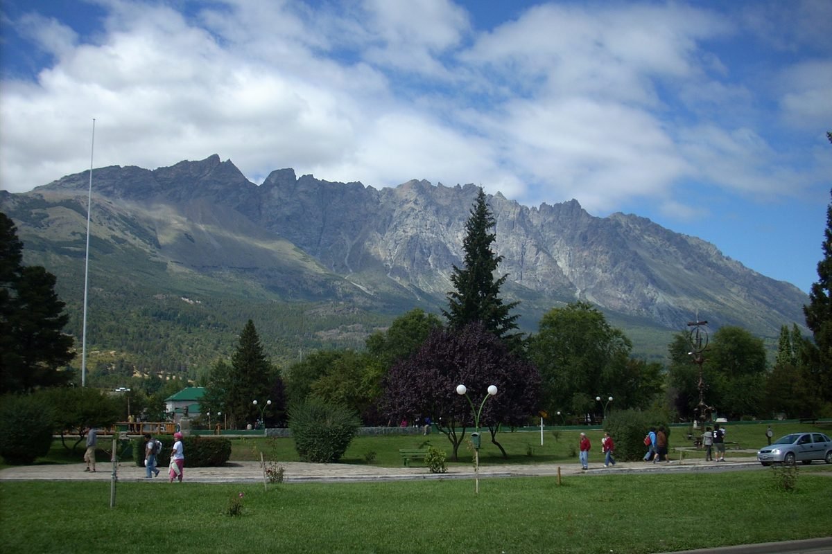 Roteiro de 8 dias em Bariloche 13 Cerro Piltriquitrón visto de El Bolsón, montanha ao fundo da cidade.