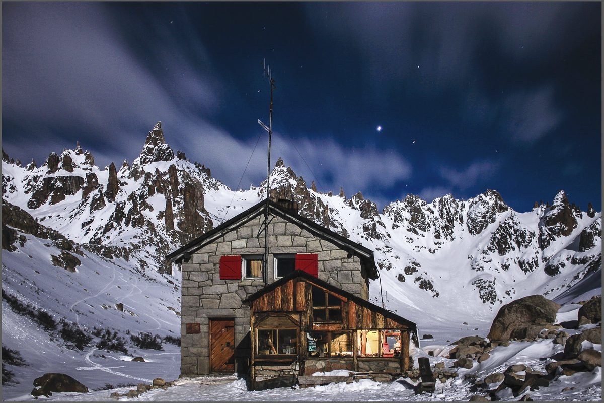 Roteiro de 8 dias em Bariloche 14 Refúgio Frey à beira de um lago, cercado por agulhas de granito.