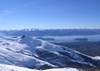 Vista do Cerro Catedral em Bariloche, com montanhas e neve.