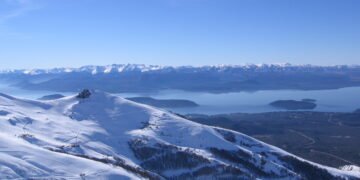 Vista do Cerro Catedral em Bariloche, com montanhas e neve.