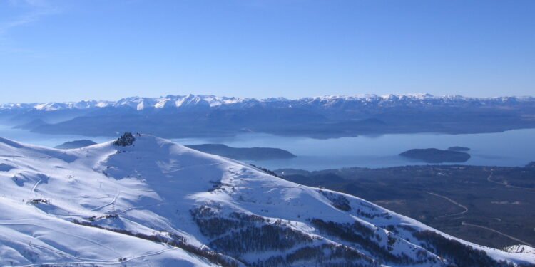 Vista do Cerro Catedral em Bariloche, com montanhas e neve.
