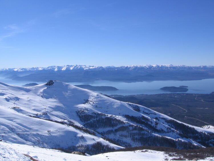 Roteiro de 3 dias em Bariloche 11 Vista do Cerro Catedral em Bariloche, com montanhas e neve.