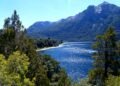 Roteiro de 5 dias em Bariloche 24 Vista panorâmica do Lago Mascardi em Bariloche, com montanhas ao fundo.