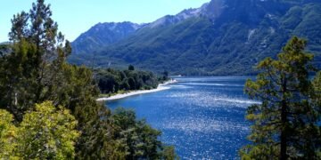 Vista panorâmica do Lago Mascardi em Bariloche, com montanhas ao fundo.