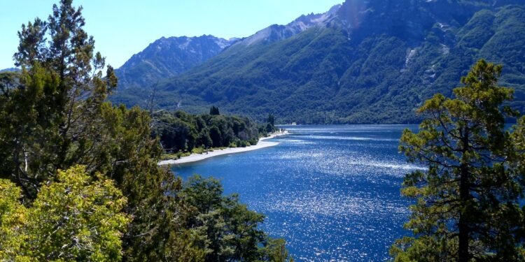 Vista panorâmica do Lago Mascardi em Bariloche, com montanhas ao fundo.