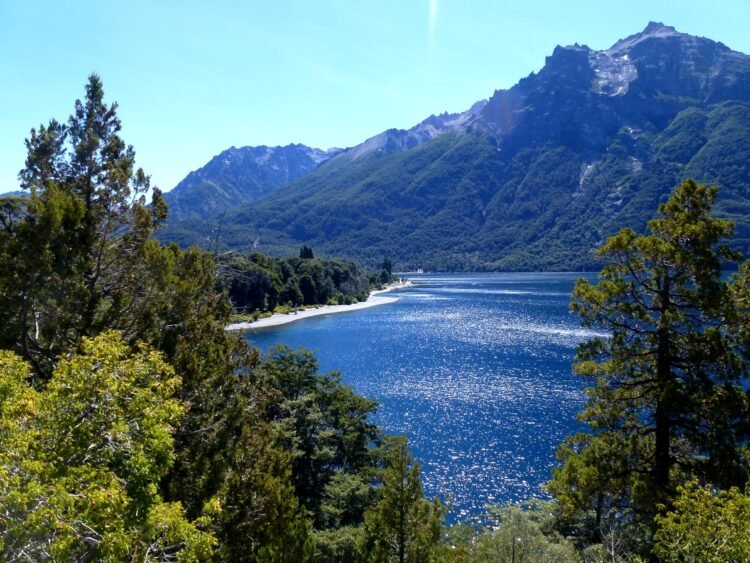 Vista panorâmica do Lago Mascardi em Bariloche, com montanhas ao fundo.