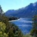 Roteiro de 5 dias em Bariloche 15 Vista panorâmica do Lago Mascardi em Bariloche, com montanhas ao fundo.