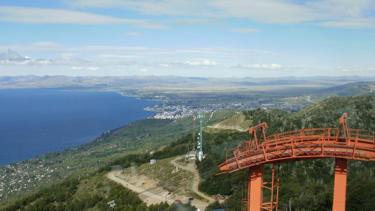 Vista do topo do Cerro Otto, com o teleférico, a cidade e o lago Nahuel Huapi ao fundo.