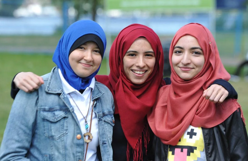 Jovens usando Hijab, França, (Foto: Sophie Barat - Wikimedia Commons, CC BY 2.0)